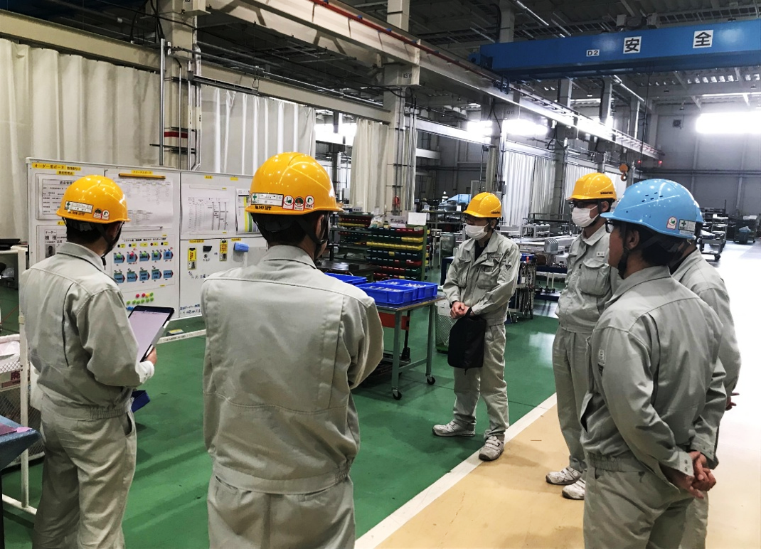 作業開始前の朝礼の様子